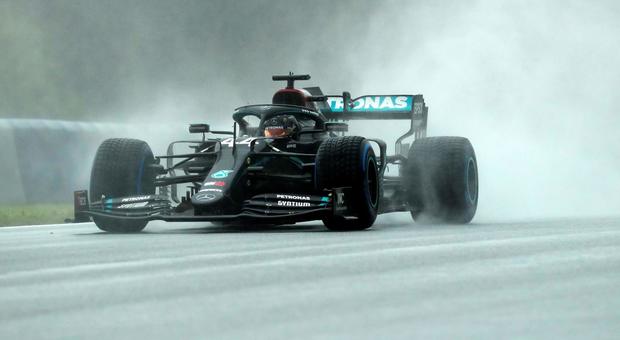 Hamilton si conferma mago della pioggia: sua la pole in Stiria. Ferrari, Vettel 10° e Leclerc 11°