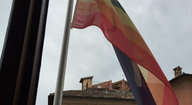 Alcuni militanti di destra chiedono la rimozione della bandiera della pace dal Comune di Rieti