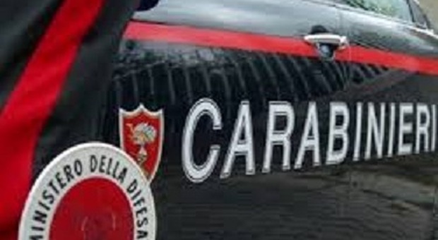 Ubriaco insulta i passanti e aggredisce i carabinieri