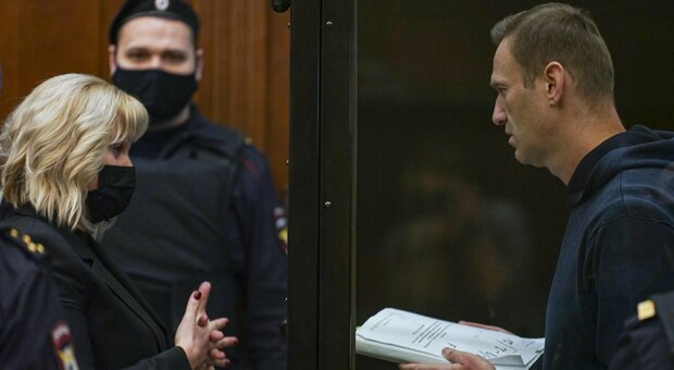 Navalny a processo: l'accusa chiede 3 anni e mezzo. L'attivista: «Sopravvivendo ho offeso Putin»