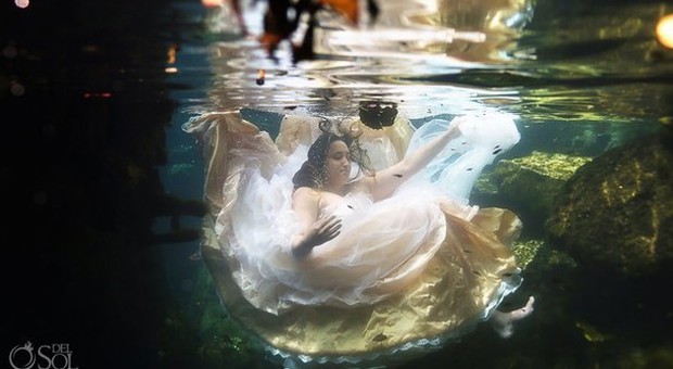 Il fidanzato muore prima delle nozze, lei posa ​con l'abito da sposa sott'acqua in suo onore