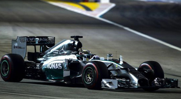Lewis Hamilton con la sua Mercedes domina a Singapore
