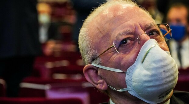 Campania, mascherine all'aperto: De Luca le proroga fino al 31 dicembre