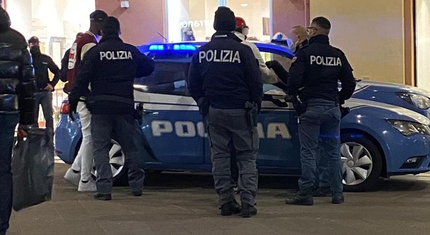 Accerchiata e presa calci dai bulli in centro ad Ancona: attimi di terrore per una 14enne, salvata da un passante