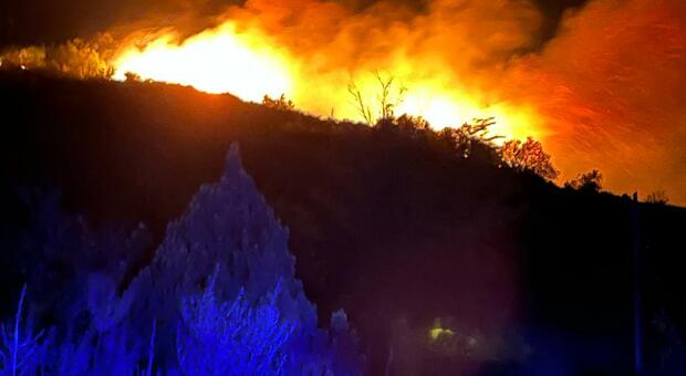Incendio divora la collina tra Teramo e Torricella Sicura, paura per le abitazioni: è caccia al piromane