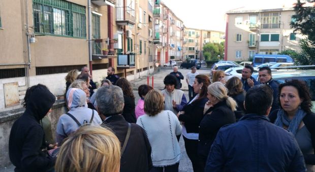 Napoli - Via Giustiniano, la protesta dei cittadini contro l'installazione del ripetitore telefonico