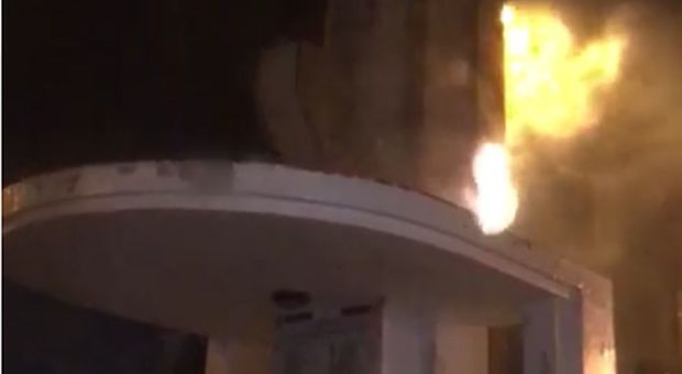 Bomba d'acqua sul Salento: grandine e allagamenti. Un fulmine incendia il monumento ai caduti: è massima allerta