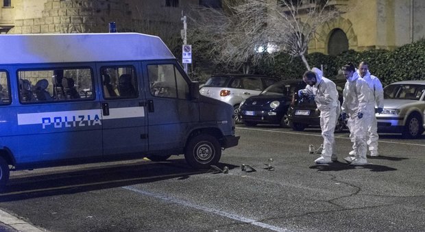Roma, bomba fuori commissariato a Prati: in fiamme furgone polizia, caccia a un uomo in scooter