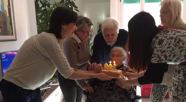 Nonna Vera compie 100 anni Che festa con i figli e i nipoti