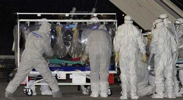 Ebola, migliora il medico di Emergency: «La febbre si sta abbassando»