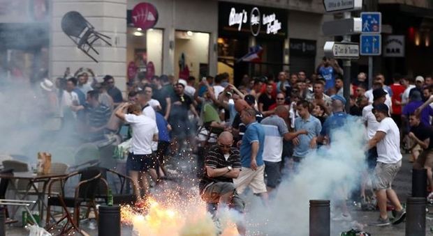 Euro2016, scontri tra hooligans e polizia a Marsiglia