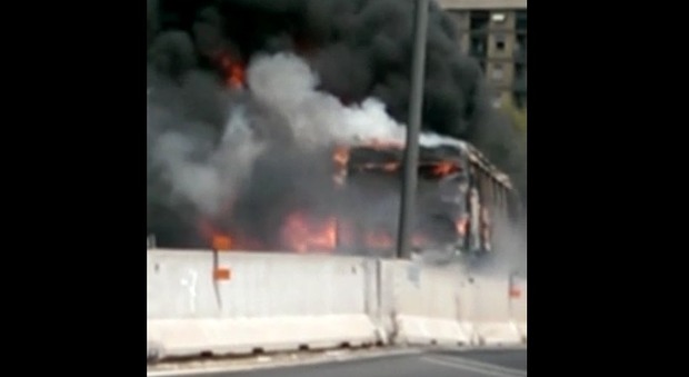 Bus prende fuoco in tangenziale paura e traffico in tilt