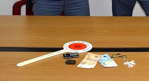 Un tocchetto di hashish in cambio di 20 euro: arrestato baby pusher