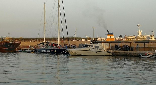 Marito, due mogli e 8 figli fuggono dalla Libia e sbarcano a Lampedusa con la barca di proprietà
