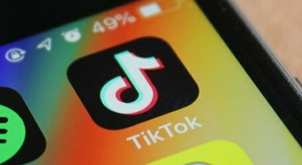 TikTok, allarme per la privacy e la tutela dei minorenni: avviato procedimento contro il social
