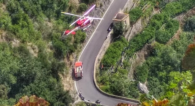 Finiscono in un burrone mentre viaggiano in scooter: gravi due turiste a Maiori