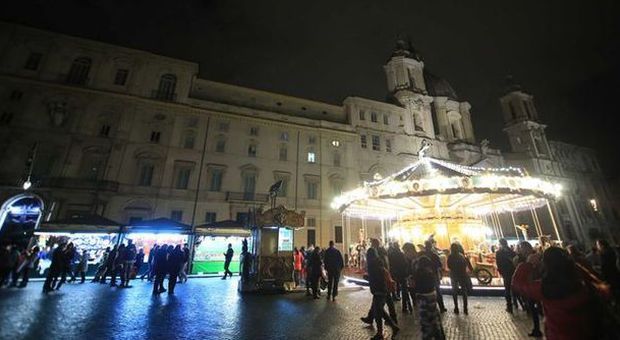 Piazza Navona, ambulanti con bare e lumini: «E' il funerale della Befana»