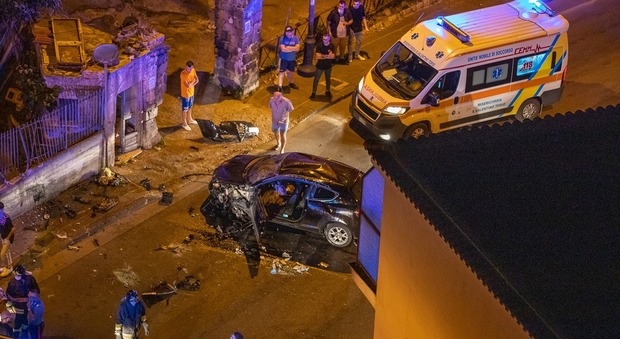 Incidente a Nocera Inferiore: auto contro il muro, cinque giovani feriti