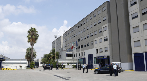 Napoli, incidente sul lavoro al carcere di Secondigliano: cade da tetto e muore