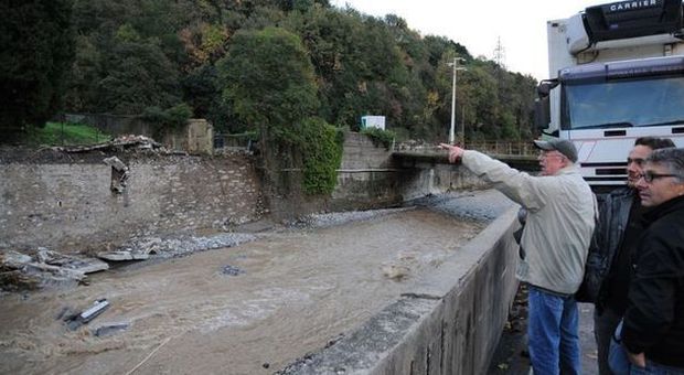 Maltempo, tre vittime al nord. A Genova crolla il cimitero: bare nel torrente