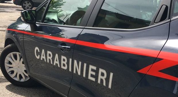 Roma, non ha la patente e guida uno scooter rubato: arrestato