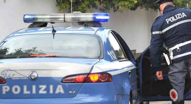 Sfondano vetrata gioielleria con auto: caccia ai ladri a via Prenestina