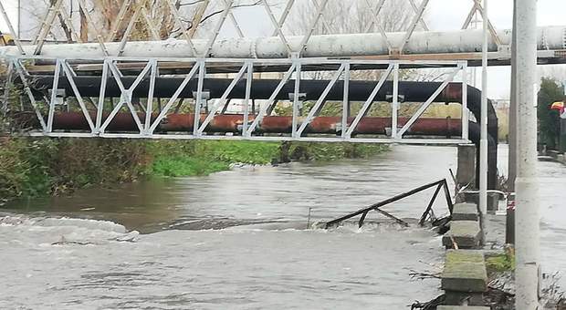 Castellammare, crolla un ponte sul fiume Sarno e blocca tutta l'acqua