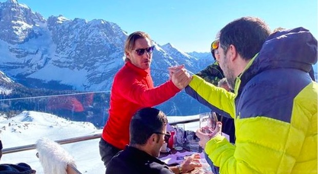 Matteo Salvini incontra Francesco Totti sulla neve: boom di commenti dopo la stretta di mano dei "Capitani"