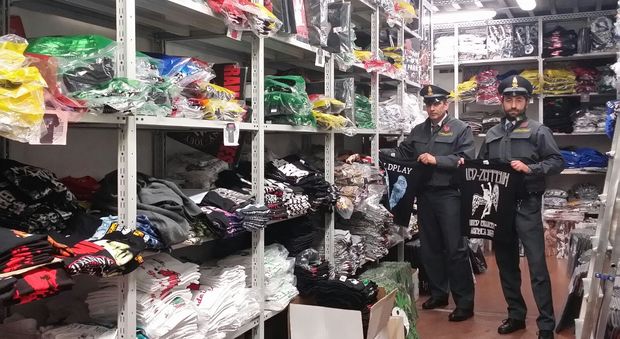 Blitz nel negozio di griffe: smistava accessori da motociclisti contraffatti