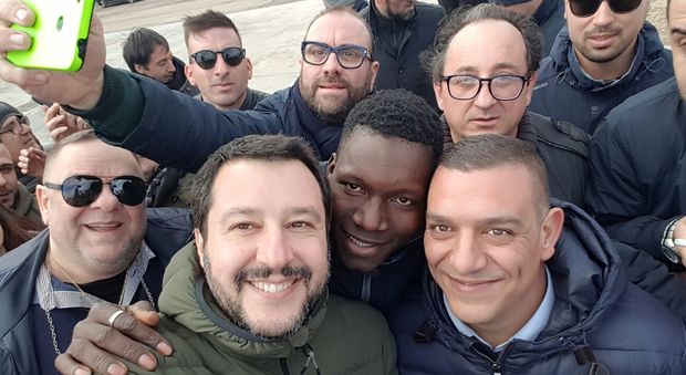 Contestazioni per Salvini nel Salento e lui si scatta un selfie con un migrante