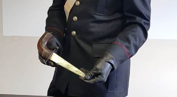 Il coltello del romeno recuperato dai carabinieri