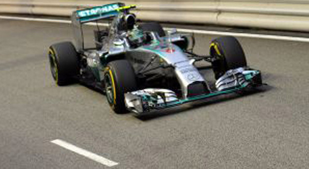 Lewis Hamilton con la sua Mercedes domina a Singapore