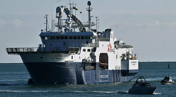 Geo Barents, nave ferma 20 giorni e multa di 10mila euro: è la prima sanzione del decreto Ong
