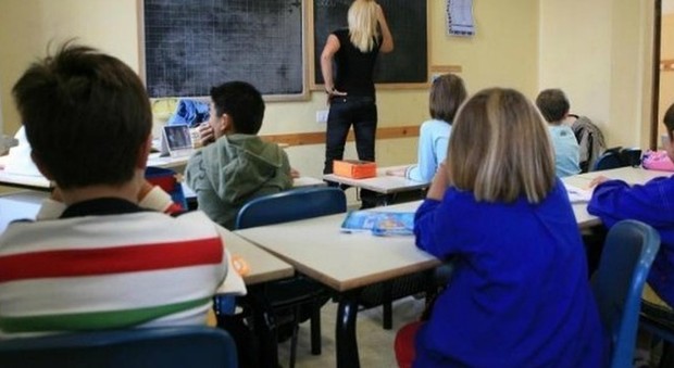 Sberle e urla ai bimbi: maestra delle elementari allontanata da scuola