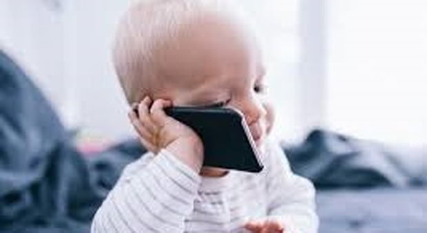 Cellulare “baby sitter” già a 2 anni, possibili danni allo sviluppo