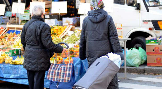 Coronavirus a Napoli, carabinieri in soccorso di un anziano che non può fare la spesa
