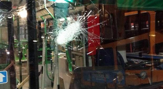 Paura a bordo: autobus Anm accerchiato a Napoli e distrutto dai vandali