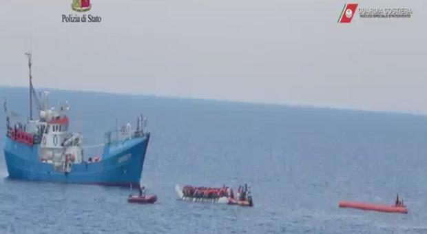 Migranti, l'inchiesta si allarga ad altre Ong. Il giallo della nave con gli arabi
