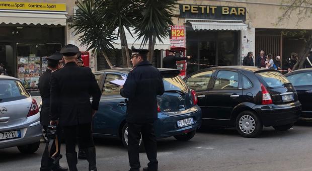 Roma, arrivano in scooter e sparano davanti a un bar: due feriti in ospedale