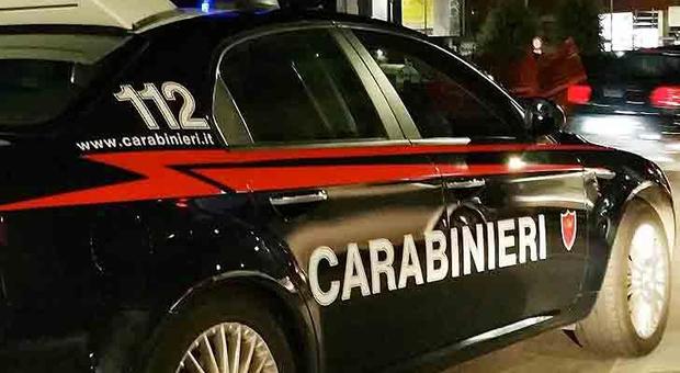 Tenta di strangolare la moglie, ma la figlia 16enne chiama i carabinieri