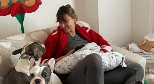 Federica Pellegrini, la prima foto con la figlia Matilde nella cameretta a casa: i tre cagnolini bulldog a fare da bodyguard
