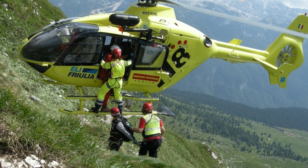 L’elicoccorso del 118 e i volontari del Cnsas durante un soccorso in montagna