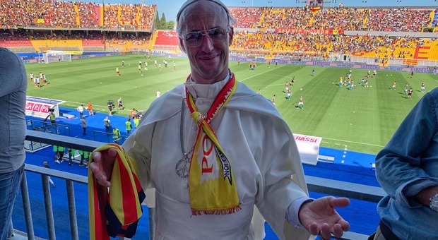Lecce, allo stadio spunta il papa giallorosso. Ma la "benedizione" non basta