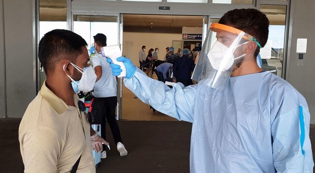 Coronavirus Roma, atterrato volo dal Bangladesh con 225 a bordo: tamponi e isolamento