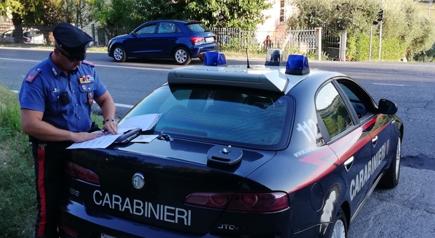 Prova a disfarsi di unpo spinello ma i carabinieri se ne accorgono e gli trovano altra droga: 20enne nei guai
