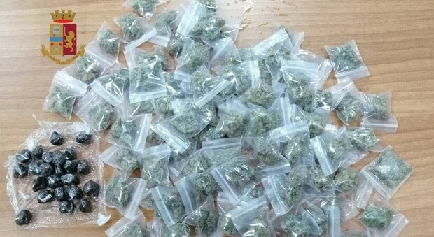Napoli, controlli anti droga: trovati sotto una panchina 23 involucri di hashish e 83 bustine di marijuana