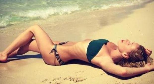 Alessia Marcuzzi in spiaggia a Dubai: ora la sexy naufraga è lei