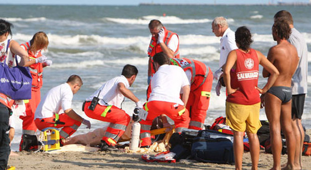 Tuffo dopo pranzo e malore mentre nuota al largo: muore turista tedesco