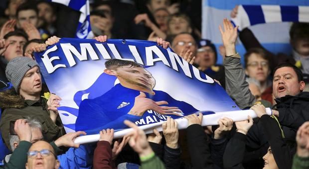 Emiliano Sala, tifosi del Southampton 'mimano' un aereo: banditi dallo stadio per tre anni