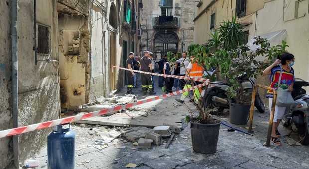 Esplosione a Napoli: case sventrate nei vicoli, una donna grave in ospedale